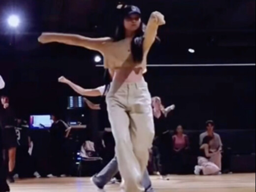 Jennie随便跳跳，就可以迷倒我，她把舞蹈拿捏得游刃有余