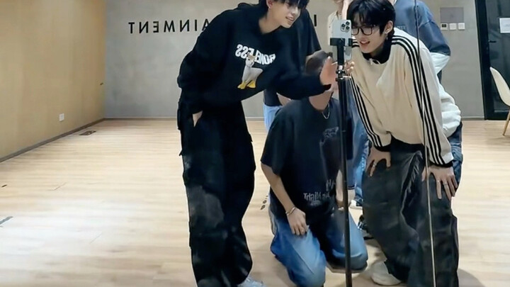 เมื่อวงบอยกรุ๊ปน้องใหม่เต้นประกอบไม่เป็นท่าเต้นของรุ่นพี่