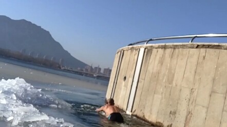 Winter swimming continues on December 15, 2021! Winter swimming is dangerous—please don’t imitate! K