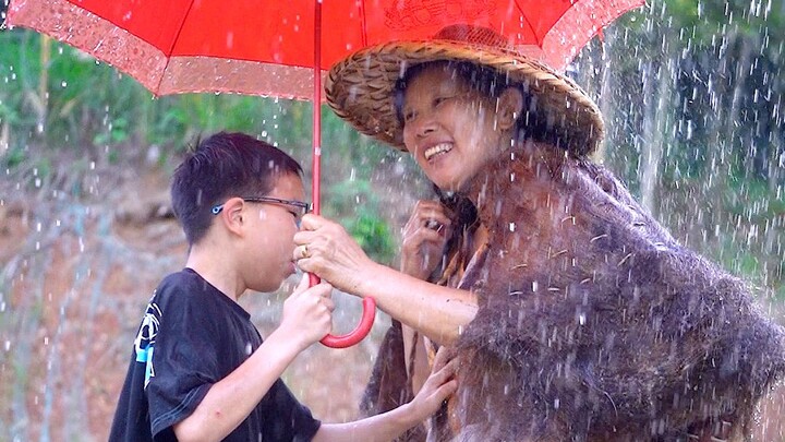 Thousands of years old handmade straw raincoat, put it on and you will instantly become an internati