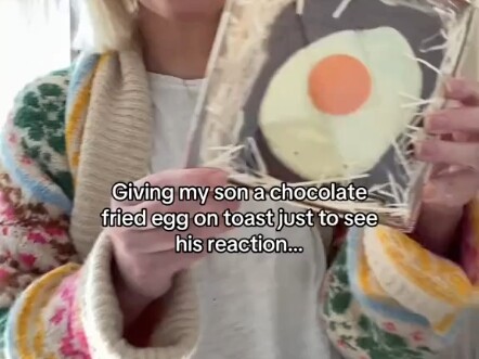 Ibu asing kasih anak laki-lakinya roti panggang telur cokelat, lihat reaksi si anak…