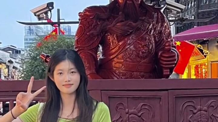 Guan Gong: Youth is priceless—my chest muscles just got bigger!