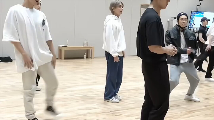 【SEVENTEEN】Cukup dengan satu kalimat: “Oya, seksi sekali…” untuk langsung membuat Kim Min-gyu yang b