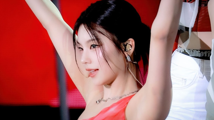 ITZY Huang Lizhi (Yeji) CAKE straight shot 240816