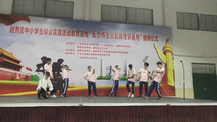 رقصت أغنية "جزيرة الكنز الجديدة" في حفلة المدرسة الزراعية، كانت روحانية ولم تكن من أجل لا شيء.