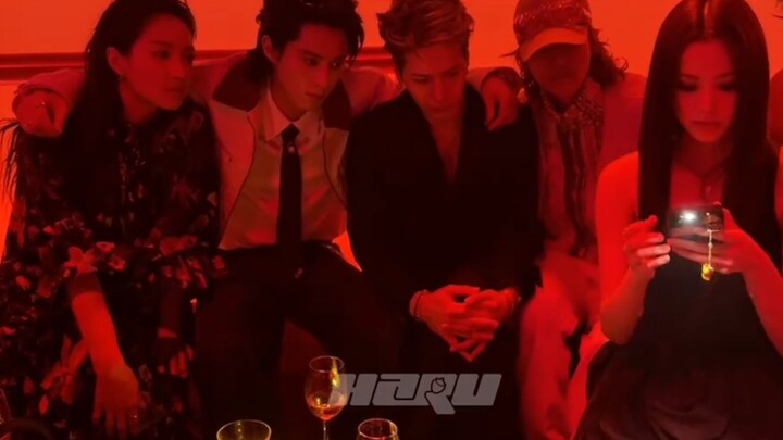 Victoria Song, Jackson Wang, Wang Hedi, Ouyang Nana và Xu Minghao đã quay một video cùng nhau!