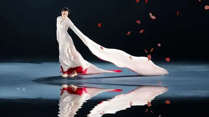 Who knows that there is Chang'e in the world——Wang Yabin's dance drama "Tsing Yi" dance fragment col