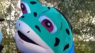 ตุ๊กตากบมีใบหน้าที่เต็มไปด้วยอารมณ์ ใบหน้ากบเต็มไปด้วยความภาคภูมิใจ และท่าทางก็สามารถทำให้อารมณ์นั้น