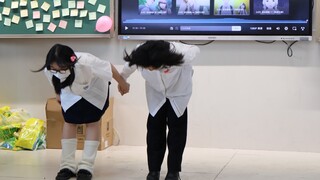 Chúng tôi đã nhảy theo bài OP của "Youth in Motion" trong lớp học tại bữa tiệc đêm giao thừa! !
