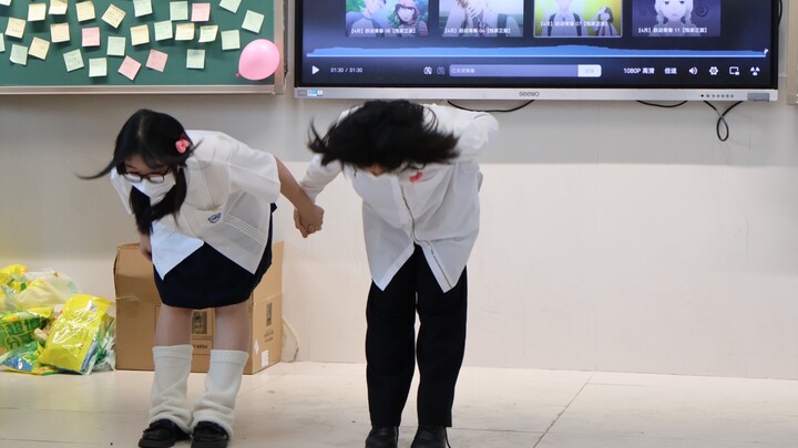 Chúng tôi đã nhảy theo bài OP của "Youth in Motion" trong lớp học tại bữa tiệc đêm giao thừa! !