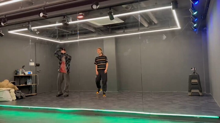 من لي هويلي X (تويتر)