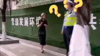 交警叔叔习得“隐身术”，为了大家的安全着想，也太难了吧！