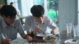 男孩捞起肉块，发现上面的字母，竟跟同桌的纹身相同