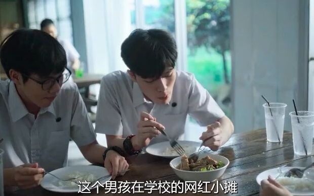 男孩捞起肉块，发现上面的字母，竟跟同桌的纹身相同