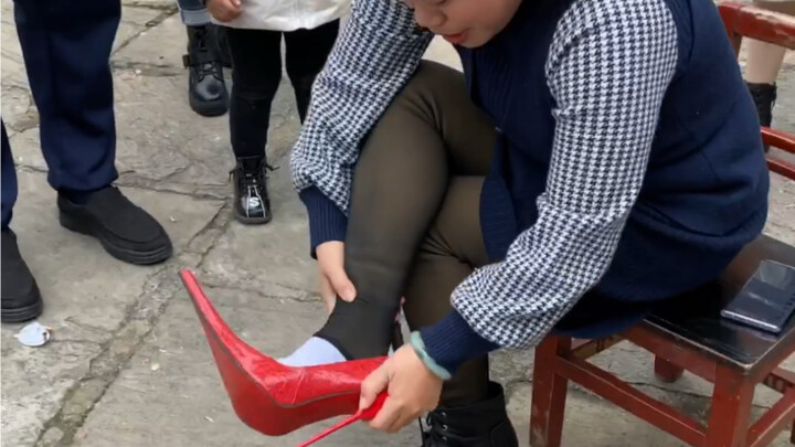 Giving Mom nightclub dancer high heels — hilarious, action-packed fitting session