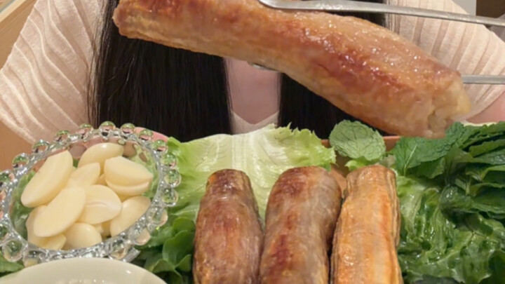 Usus sapi panggang dengan bagian luar yang garing dan dalam yang lembut