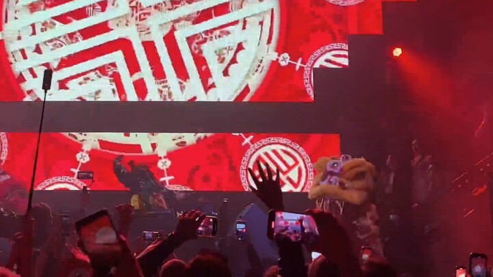 من يجرؤ على تصديق أن هذا هو نادي ليلي في وسط مدينة ساحلية غربية أمريكية؟ الوضع الليلة... [Dogecoin ل