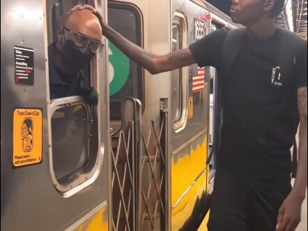 รถไฟใต้ดินนิวยอร์กดูเพี้ยนสุดๆ!