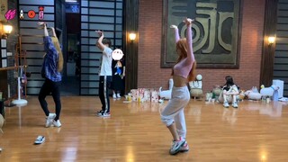 热腾腾的花絮送达，练习室也能变成游乐场。今日份“放飞自我”的少女们，快来收获快乐吧