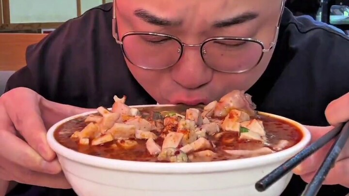Keesokan hari setelah pesta mabuk, tinggal pilih: makan mie tarik besar atau sop usus domba—jamin ad