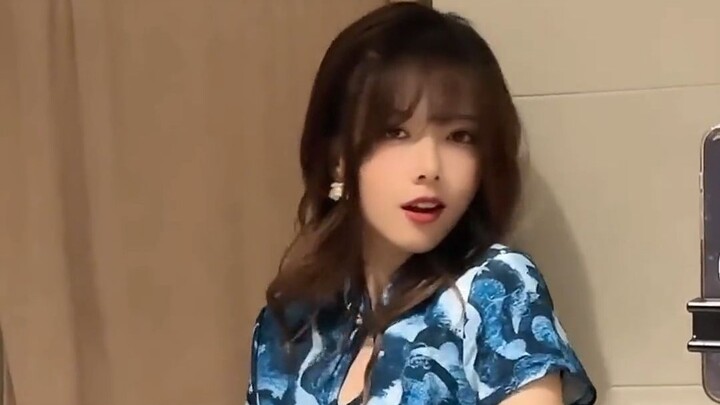 Highlighting the ultimate contrast: Luo Xin in a cheongsam!