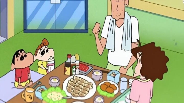 In addition to the low table in the living room, where else did Xiaoxin's family eat? A small collec