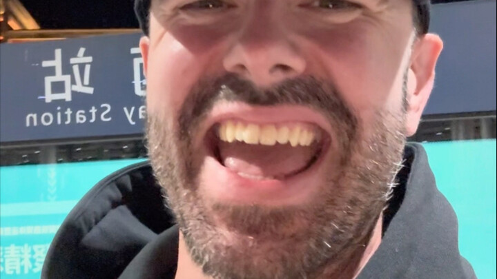 เจ้าหน้าที่รักษาความปลอดภัยชาวจีนคนนี้กลายเป็น “เพดาน” ภาษาอังกฤษของทั้งอุตสาหกรรม!