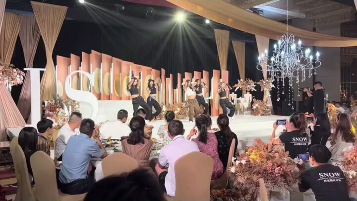 Pengantin perempuan berpenampilan keren dan percaya diri memukau semua tamu dengan tarian di pesta p