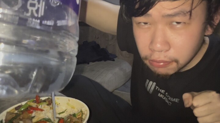 不用上班当社畜，有多爽！ 裸辞后我变成了一个潇洒流浪汉，废弃房一个人过中秋。