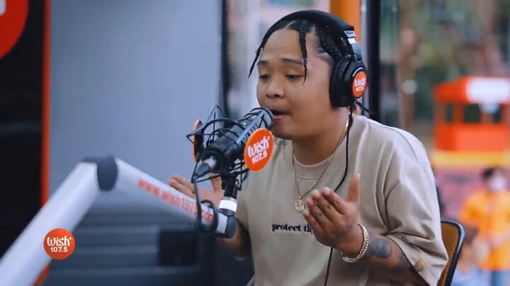Mhot performs “Salang” LIVE on Wish 107.5 Bus
