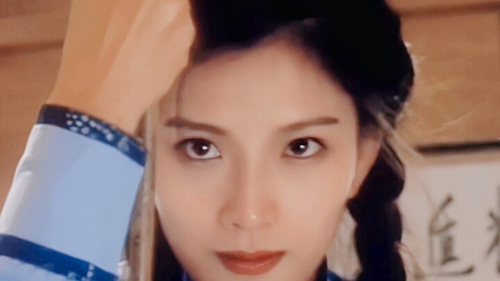 Cold and peerless—this is exactly how a young female martial artist just descending the mountain wou