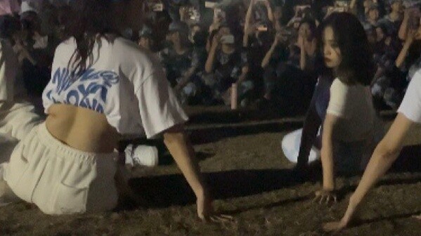 【การเต้นรำเพื่อสวัสดิการการฝึกทหาร】Kiss Me More — คณะนักร้องประสานเสียงโดย Alien Dance Studio