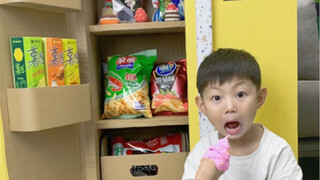 Saya membuat kulkas dua pintu untuk anak saya menggunakan kardus bekas kurir. Lemarinya penuh dengan