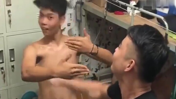 มิตรภาพของเด็กผู้ชายช่างสนุกสนานเช่นนี้เอง!