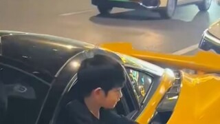 网友拍到一位坐在价值700万迈凯伦车上，看着窗外吹着凉风的小朋友！！