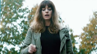 女人只是用手点了下地面，远在韩国的怪兽竟也做出了相同的动作