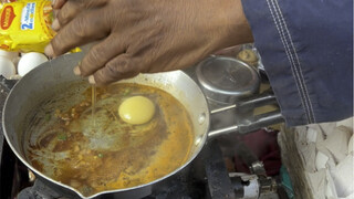 Delicious egg instant noodles on the streets of India!