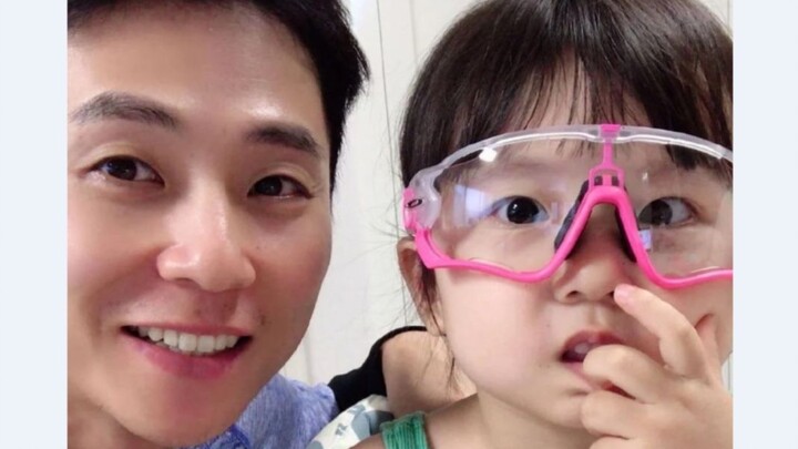 Coach Ahn Hyun-soo sings a Chinese song, accompanied by his daughter’s dance.