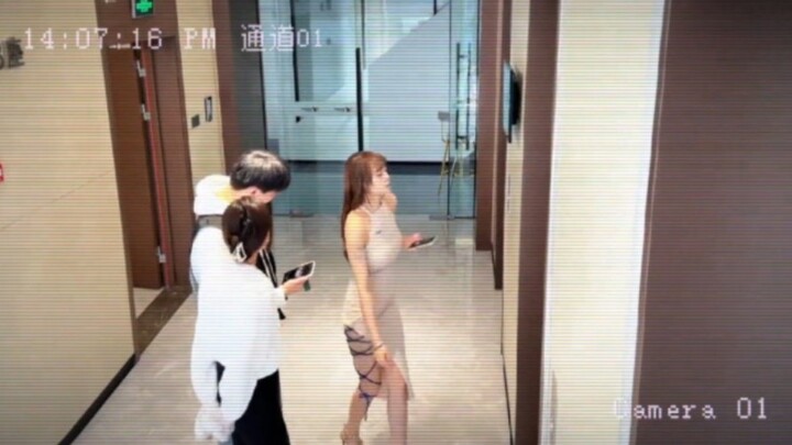 "Kecantikan membuat pria tak berdaya, kecemburuan membuat wanita berubah wajah sepenuhnya."