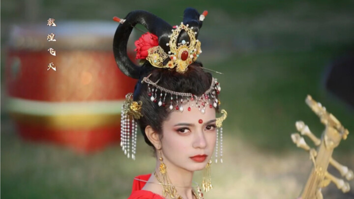 Let Foreigners Experience Chinese Style: Yi Ethnic Group, Flying Fish Robes, Ancient Fashion, Dunhua