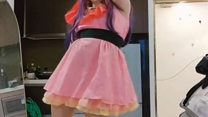 Hoshino Ai practices singing and dancing before the song