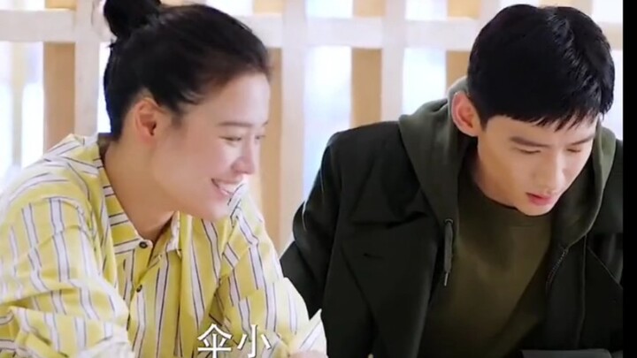 اثنان من الرجال المباشرين يختاران خاتم الألماس معًا.. الرسم كان غريبًا لدرجة أنهم ما استطاعوا التوقف