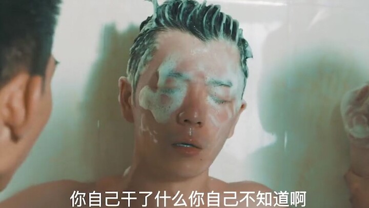 กำลังอาบน้ำอยู่ดีๆ ก็ถูกคู่ปรับตัวฉกาจจับได้ หนุ่มคนนี้จะวิ่งก็วิ่งไม่ได้ เพราะเปลือยทั้งตัว ช่างอึด