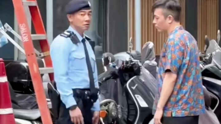 陈冠希 偶遇陈小春在香港街头拍戏 闲聊两句后离开