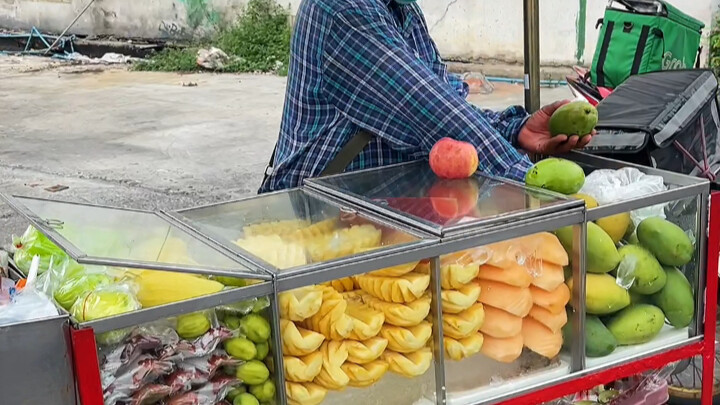 Makanan Thailand: Kios Buah Pinggir Jalan – Jambu Air, Semangka, dan Nanas Mewakili Rasa Musim Panas