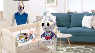 Little Dijia likes to play with his sister the most