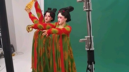 แดนซ์เซอร์สาวจากโชว์ “ราตรีในตำหนักถัง” เอี้ยวเอวจนเมื่อยแล้ว!