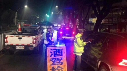 A vice principal in Hunan avoided prosecution for drunk driving due to a good attitude. The procurat
