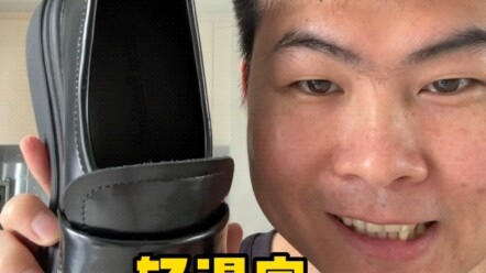 站着就把小皮鞋穿了～