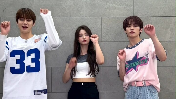 【NCT】🐱 Taeil si kucing lewat sebentar 🐱 #SHALALA_KittyChallenge Dengan MC #Music Core